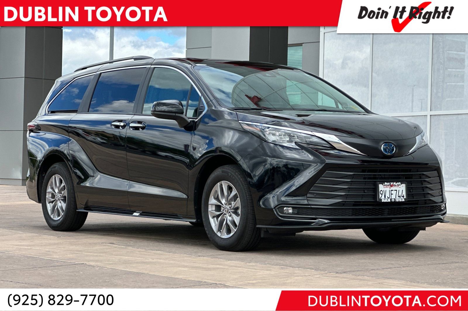 Used 2025 Toyota Sienna XLE w/ XLE Plus Package image 1