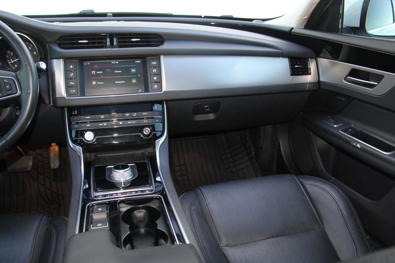 Used 2016 Jaguar XF Prestige RWD image 10