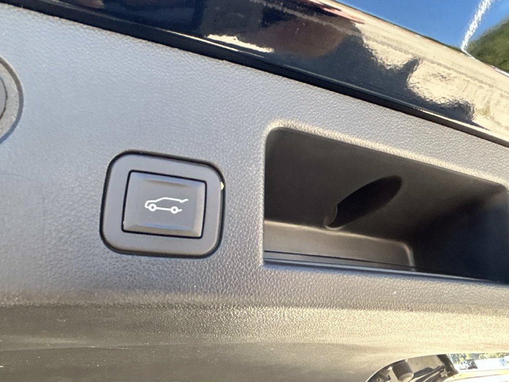 Used 2025 Chevrolet Equinox LT w/ Convenience Package II FWD image 9