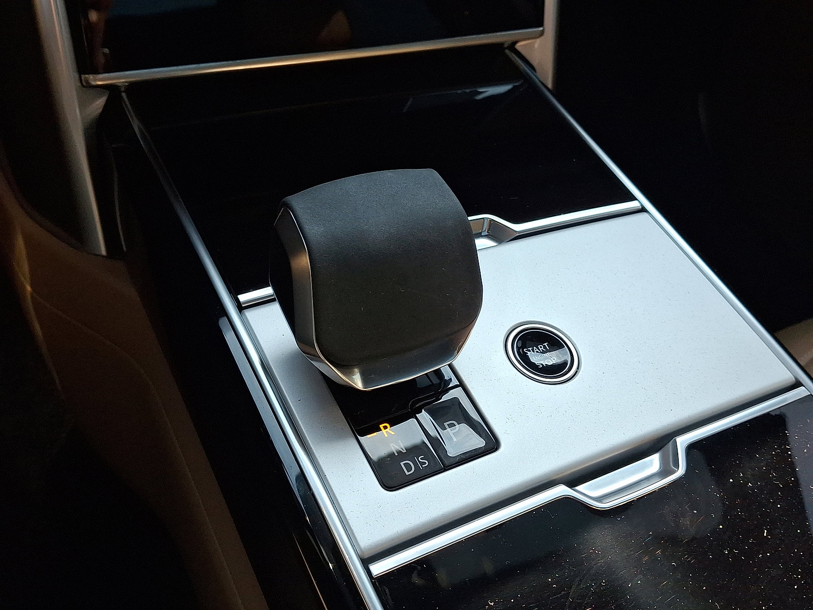 Used 2025 Land Rover Range Rover Long Wheelbase SE image 10