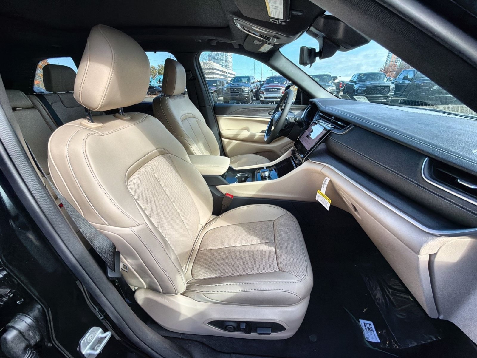 New 2025 Jeep Grand Cherokee Limited w/ Luxury Tech Group II AWD/4WD image 27