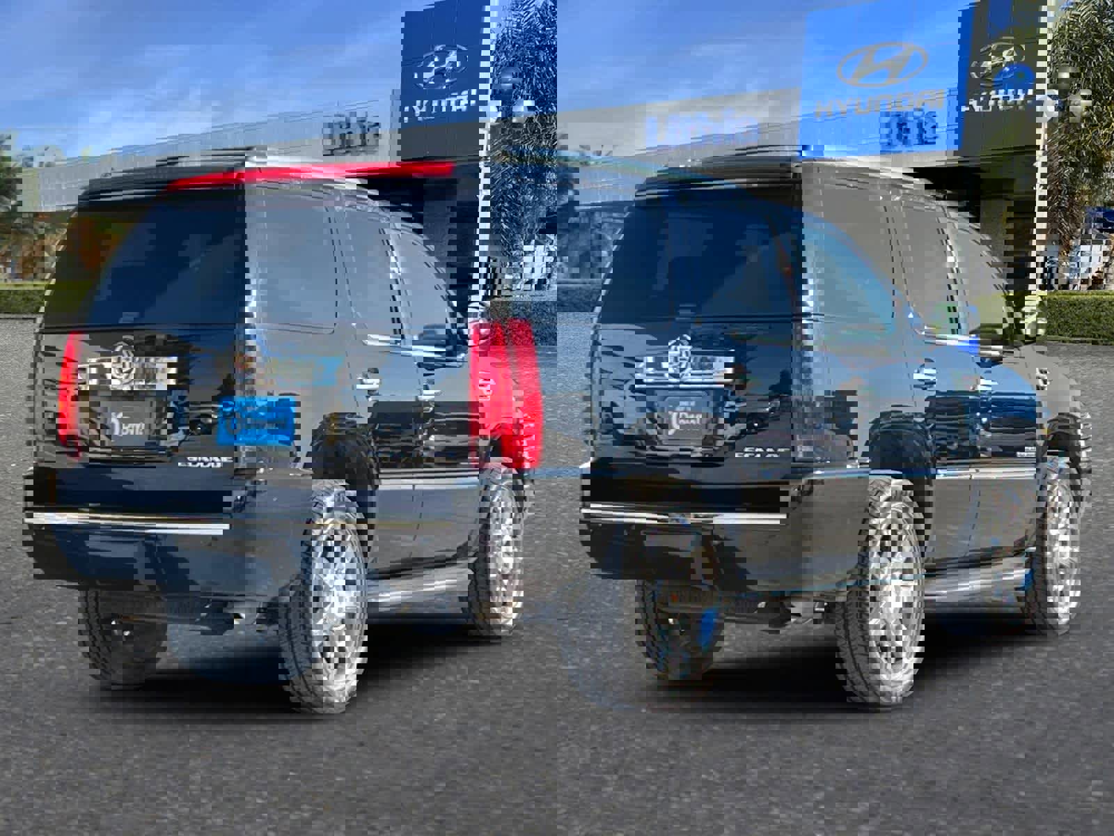 Used 2014 Cadillac Escalade Luxury image 3