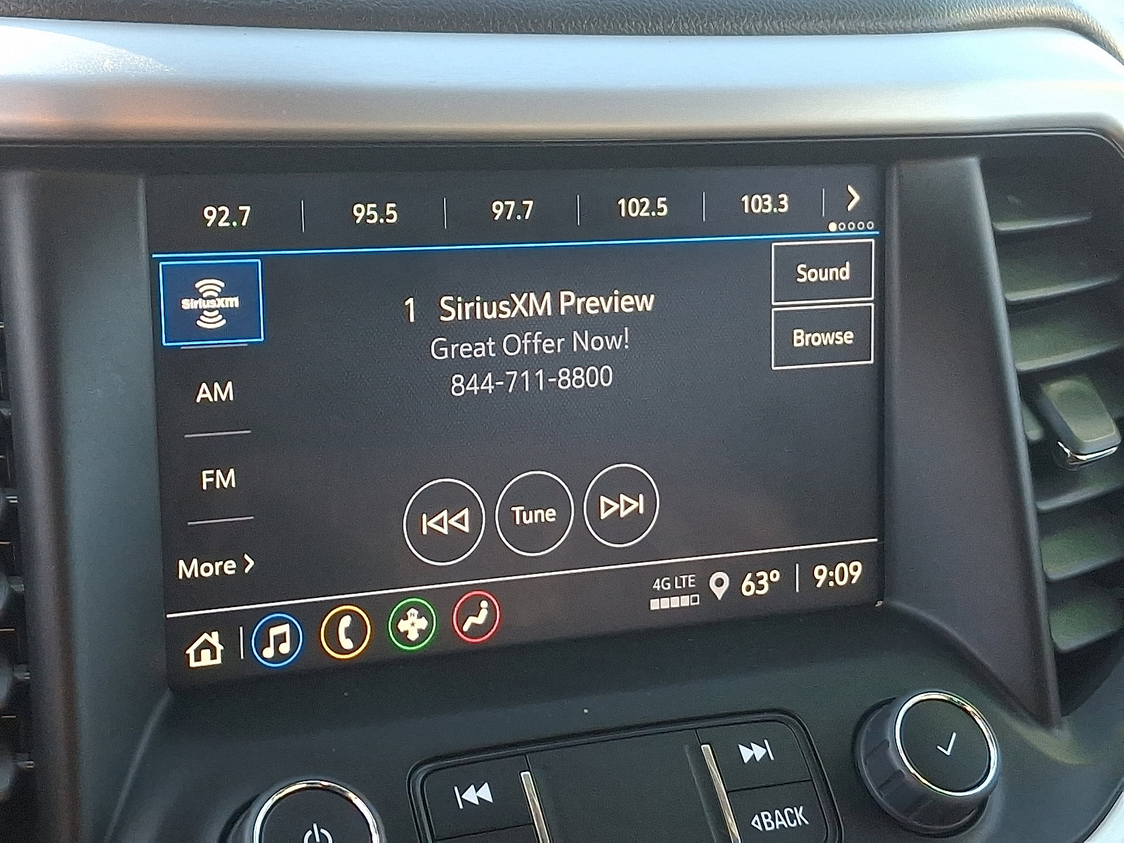 Used 2023 GMC Acadia SLE image 18