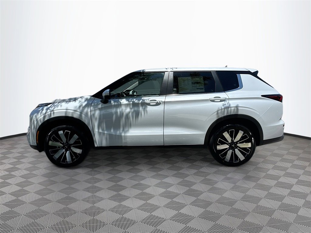 New 2025 Mitsubishi Outlander SE image 3