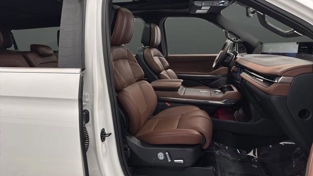 Used 2025 Lincoln Navigator L Reserve AWD/4WD image 24