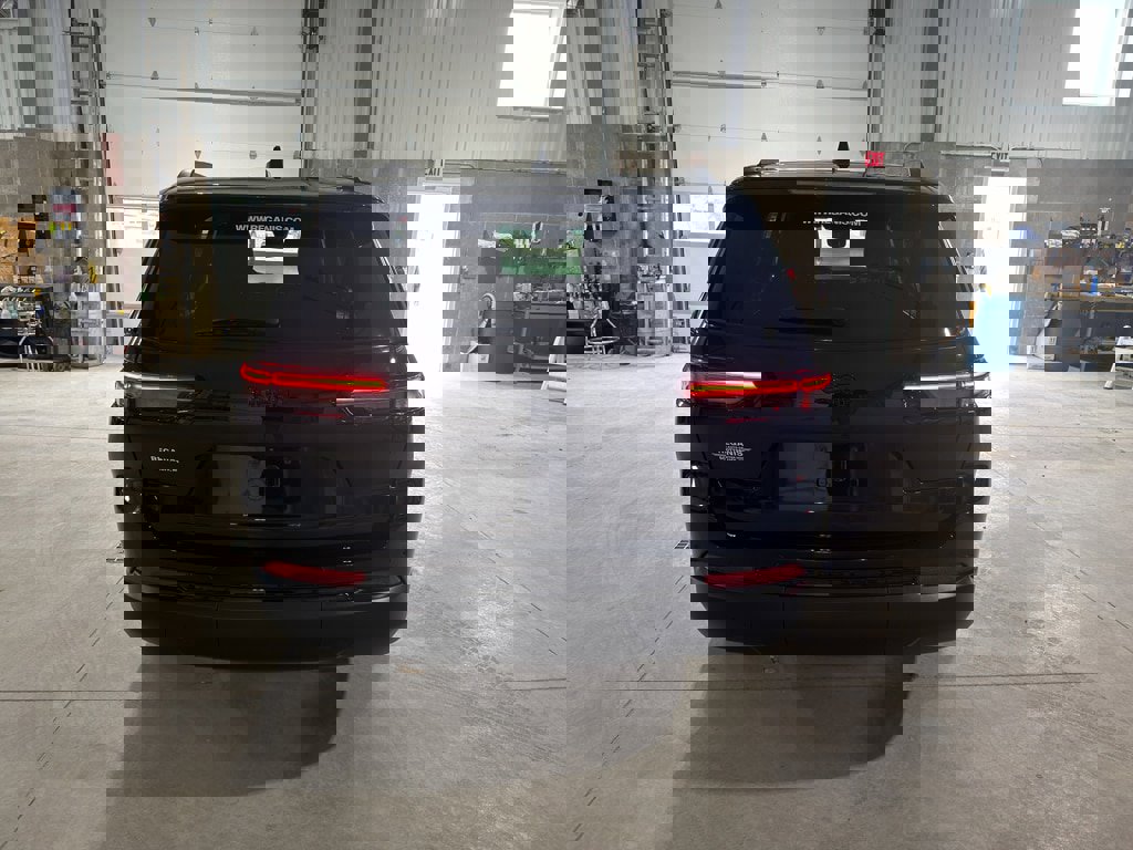 Used 2023 Jeep Grand Cherokee L Laredo AWD/4WD image 4