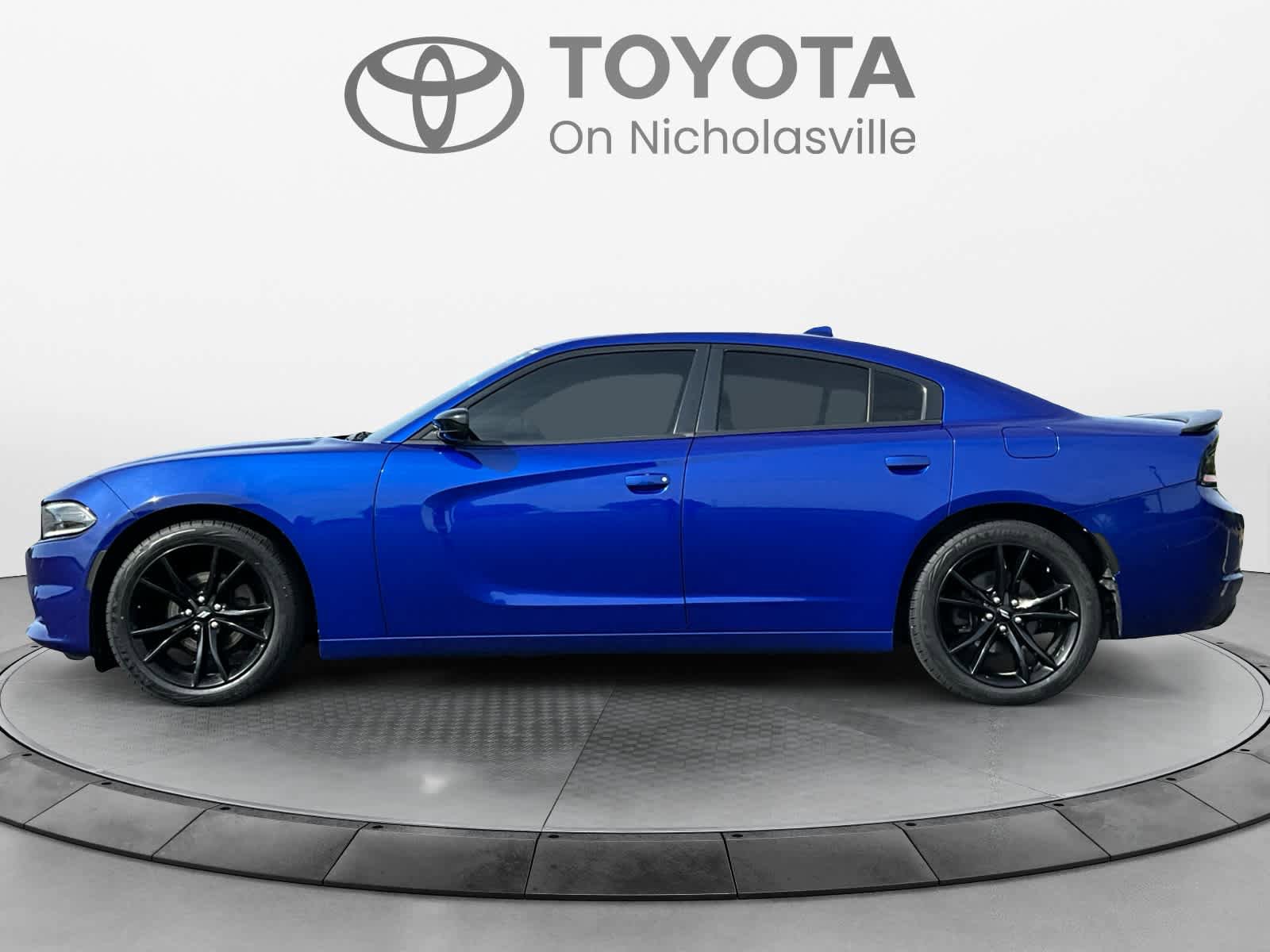 Used 2018 Dodge Charger SXT Plus w/ Blacktop Package RWD image 3