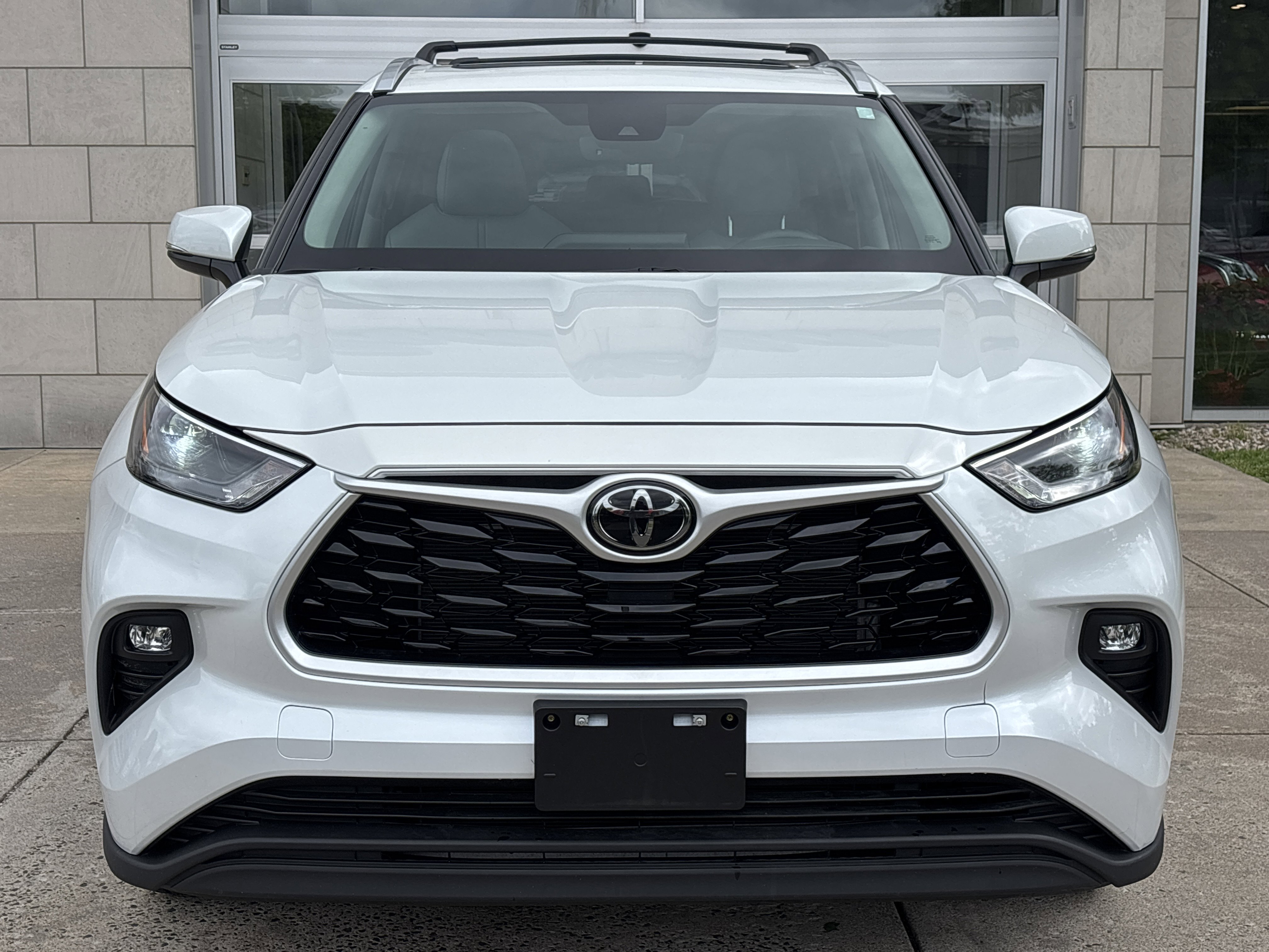 Used 2022 Toyota Highlander XLE AWD/4WD image 14