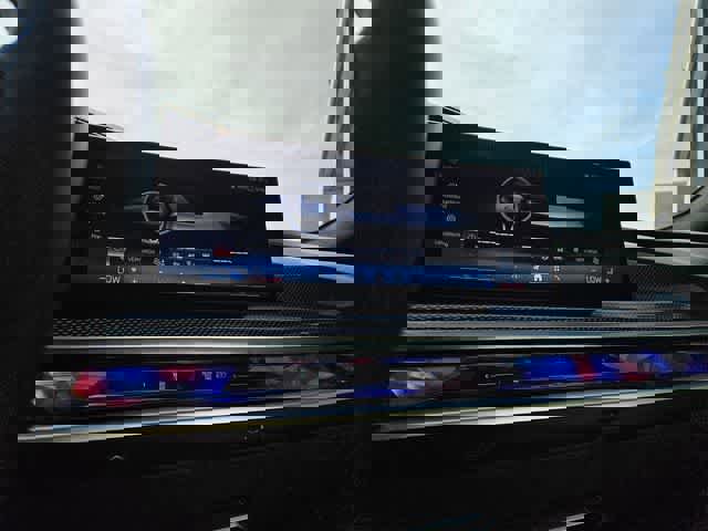 Used 2025 BMW 760i xDrive w/ Premium Package image 29