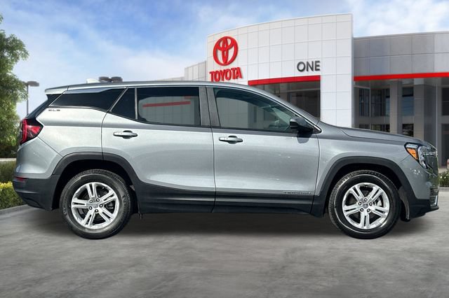 Used 2024 GMC Terrain SLE FWD image 3