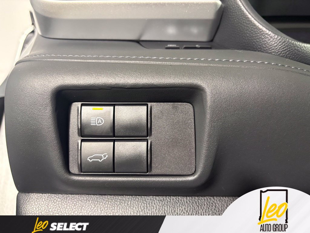 Used 2023 Toyota Highlander LE FWD image 13