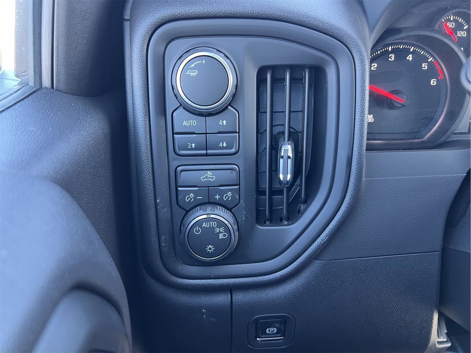 New 2026 Chevrolet Silverado 1500 Custom Trail Boss w/ LPO, Dark Essentials Package AWD/4WD image 17