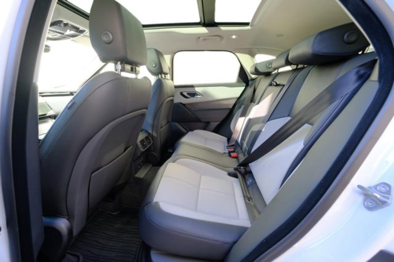 New 2025 Land Rover Range Rover Velar Dynamic SE image 14