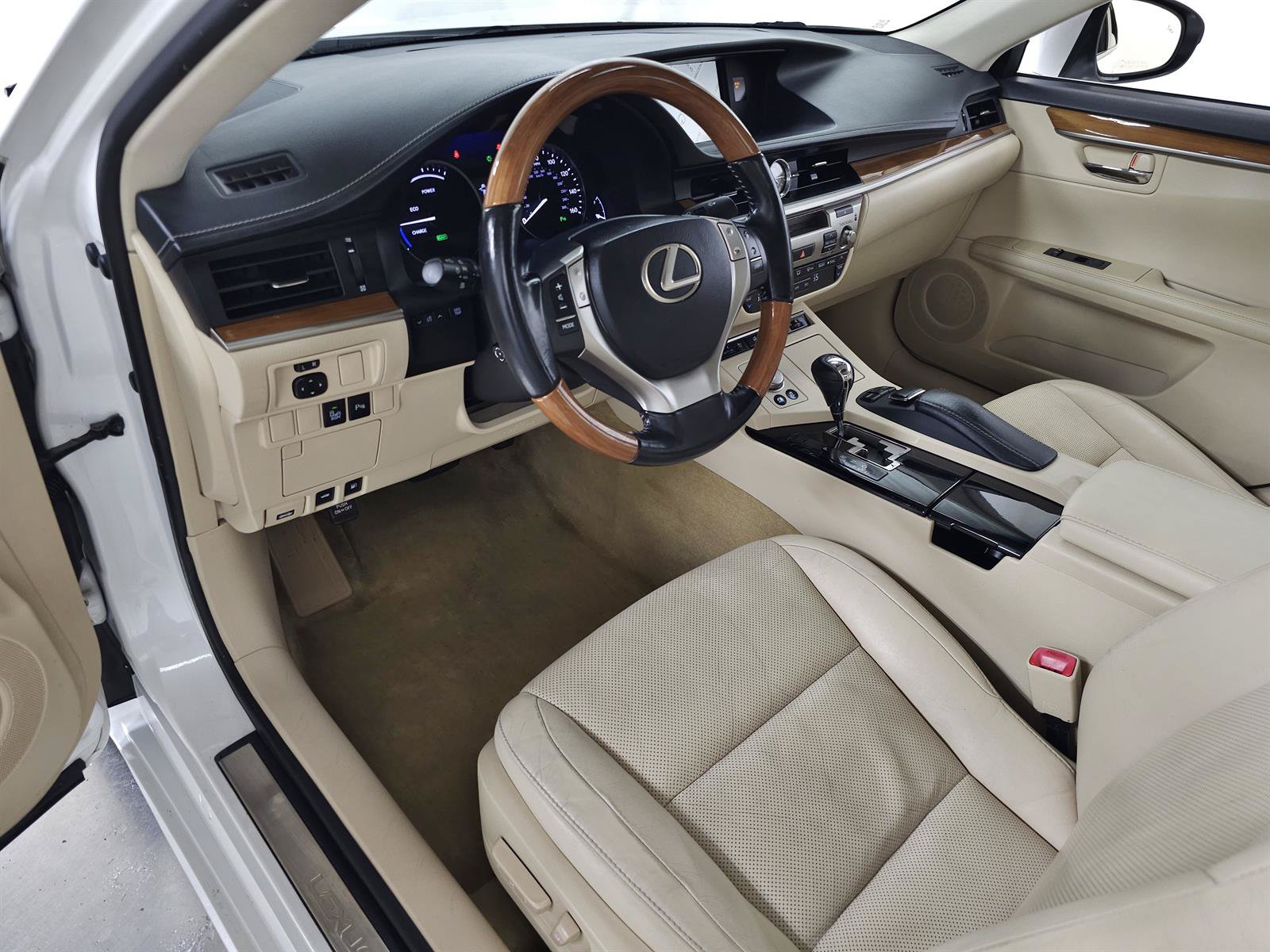 Used 2014 Lexus ES 300h w/ Luxury Package w/Bamboo Trim FWD image 14