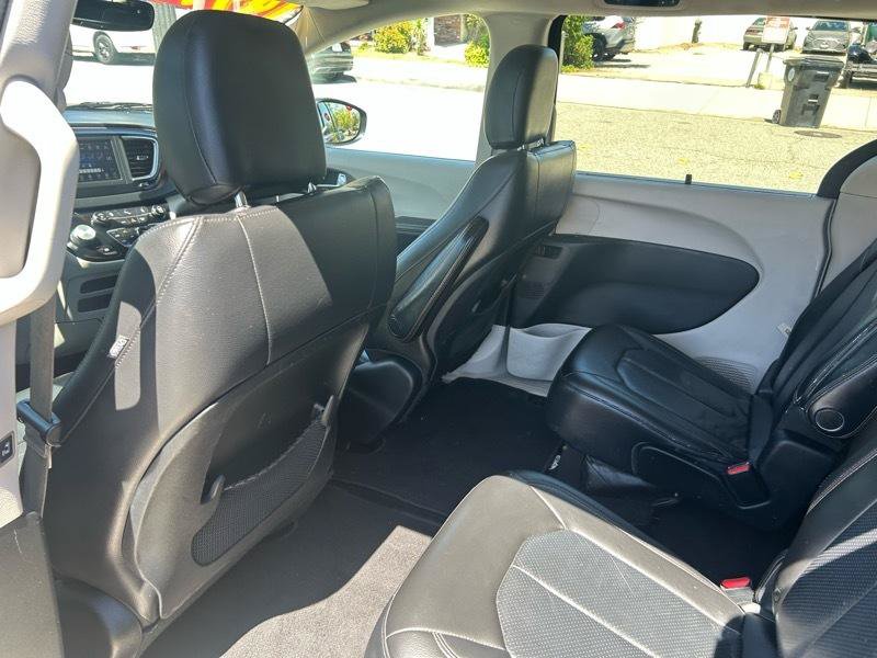 Used 2019 Chrysler Pacifica Touring-L FWD image 14