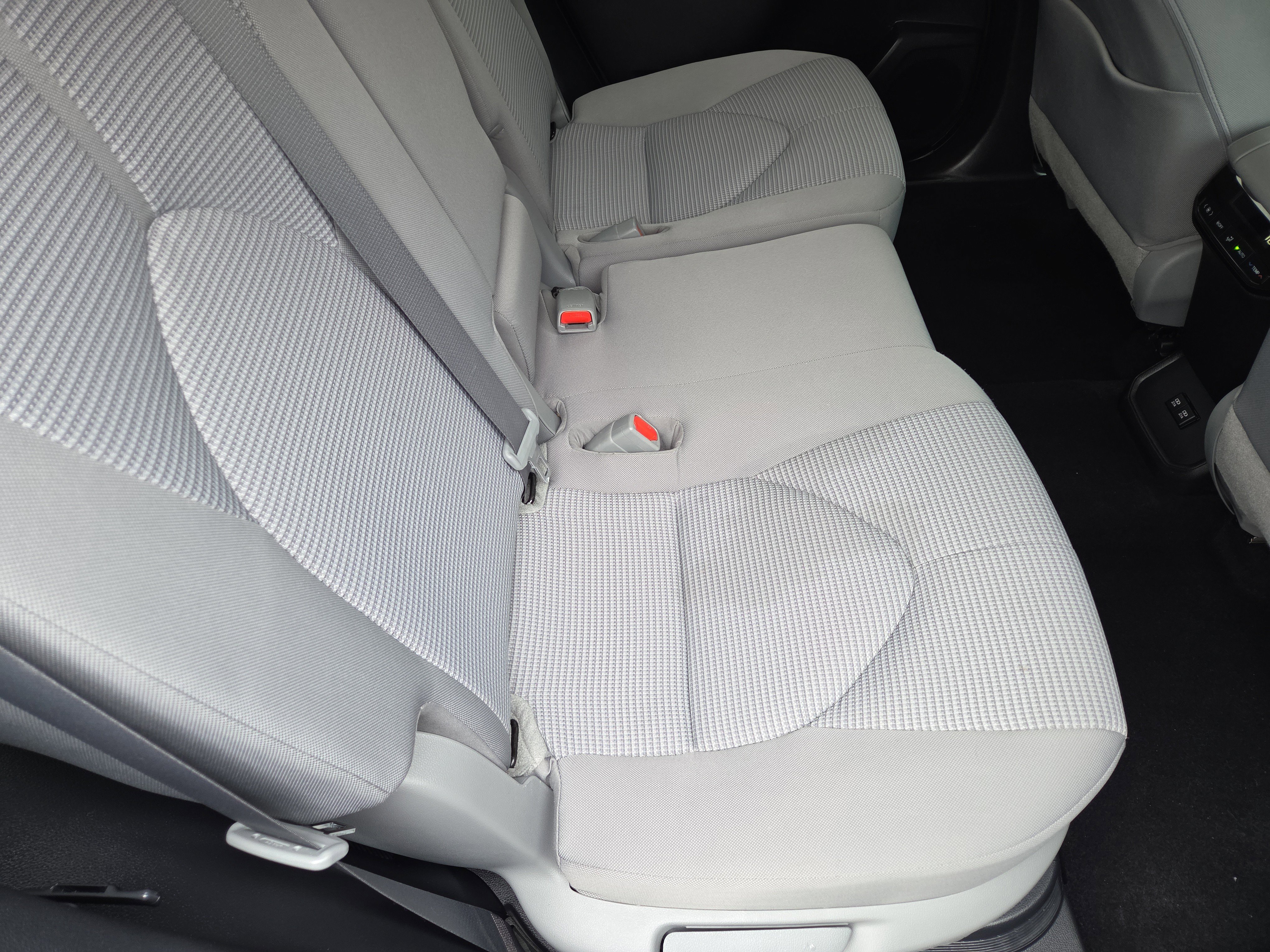 Used 2020 Toyota Highlander LE image 21