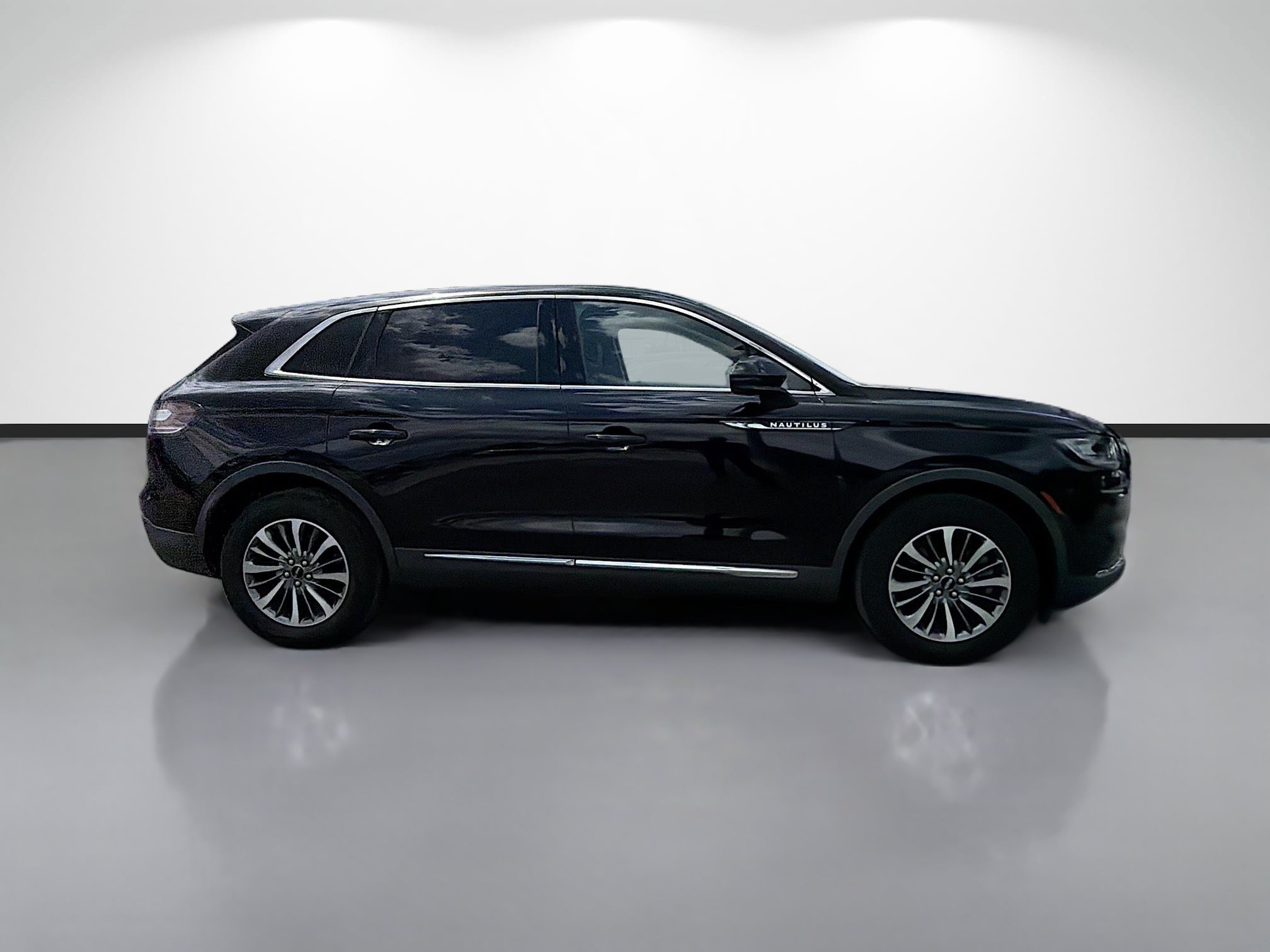 Used 2022 Lincoln Nautilus FWD w/ Premium Package image 6