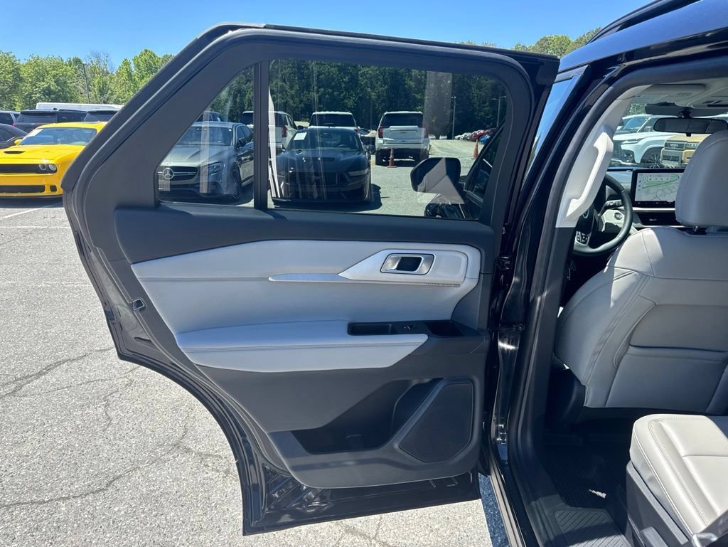 Used 2025 Ford Explorer Active w/ Active Comfort Package AWD/4WD image 27