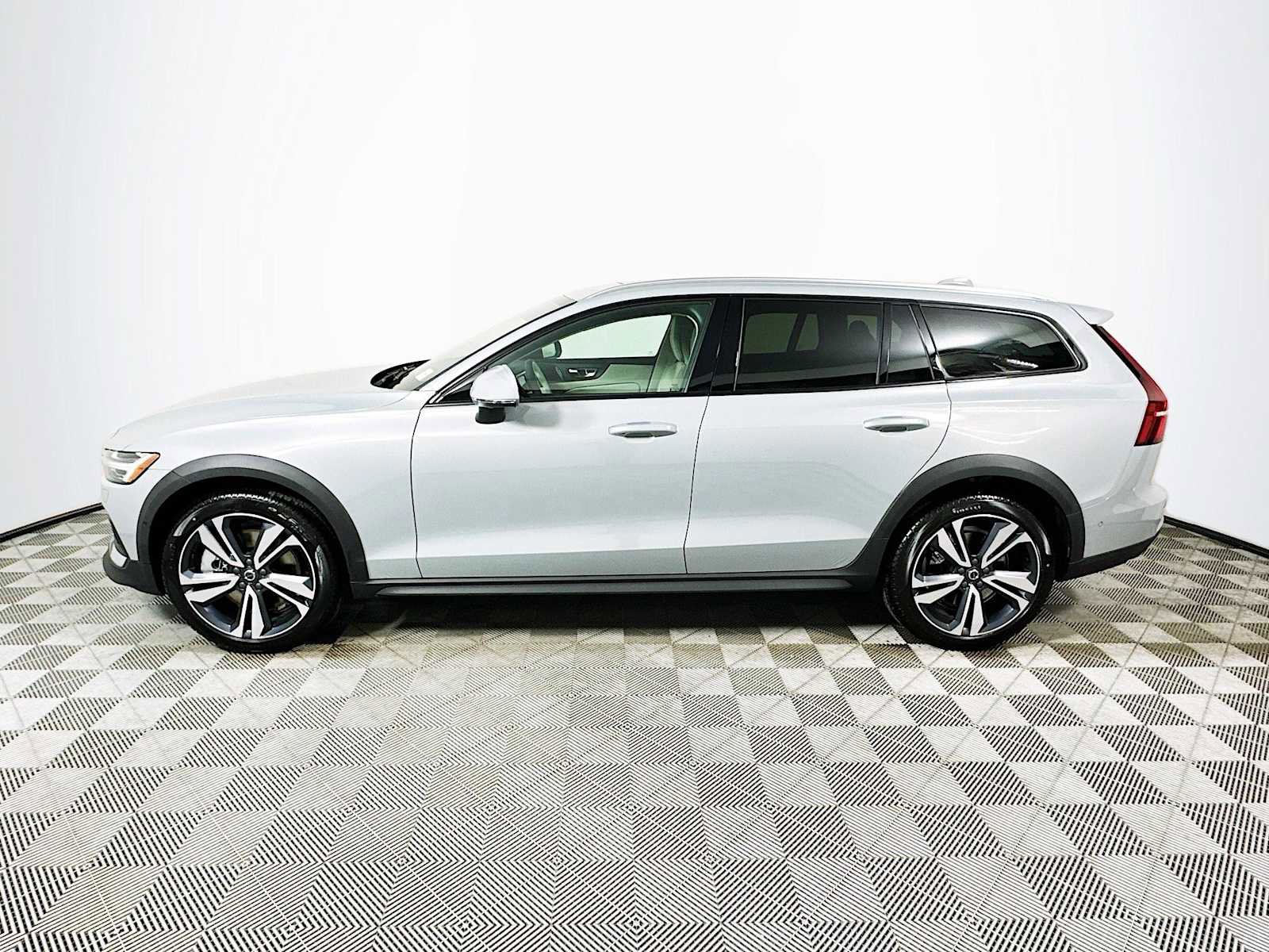 New 2026 Volvo V60 B5 Cross Country Plus w/ Climate Package image 4