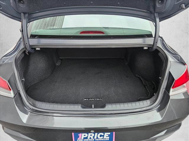 Used 2023 Hyundai Elantra SE w/ Cargo Package image 13