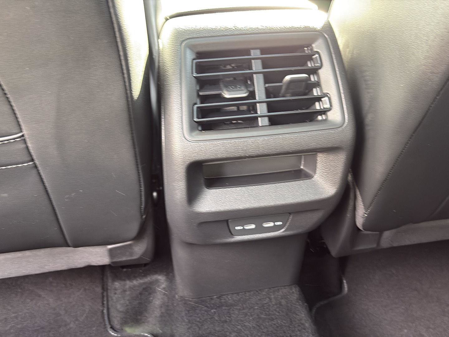 Used 2025 Volkswagen Tiguan SE image 16