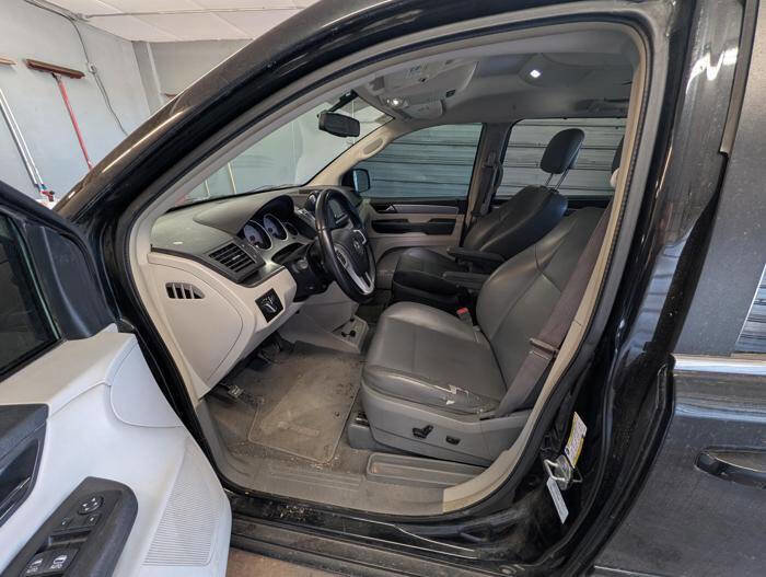 Used 2013 Volkswagen Routan SE FWD image 21
