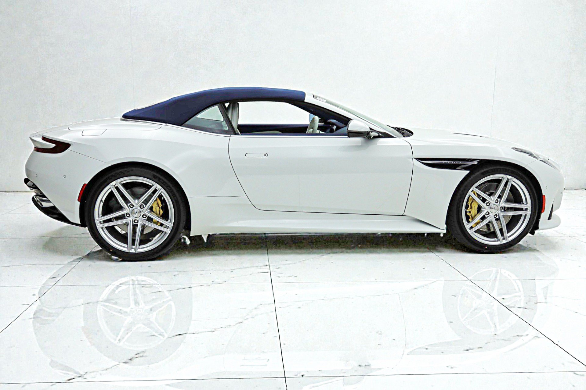 Used 2026 Aston Martin DB12 Convertible RWD image 31