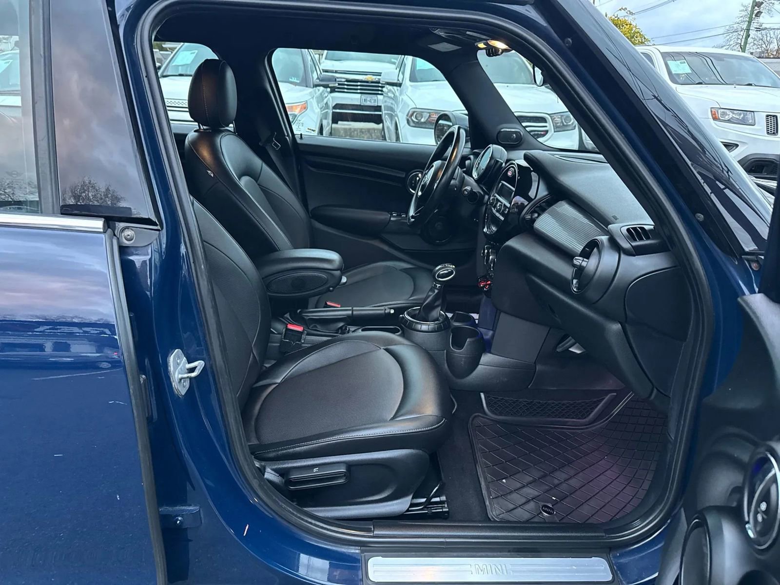 Used 2015 MINI Cooper 4-Door Hardtop image 26