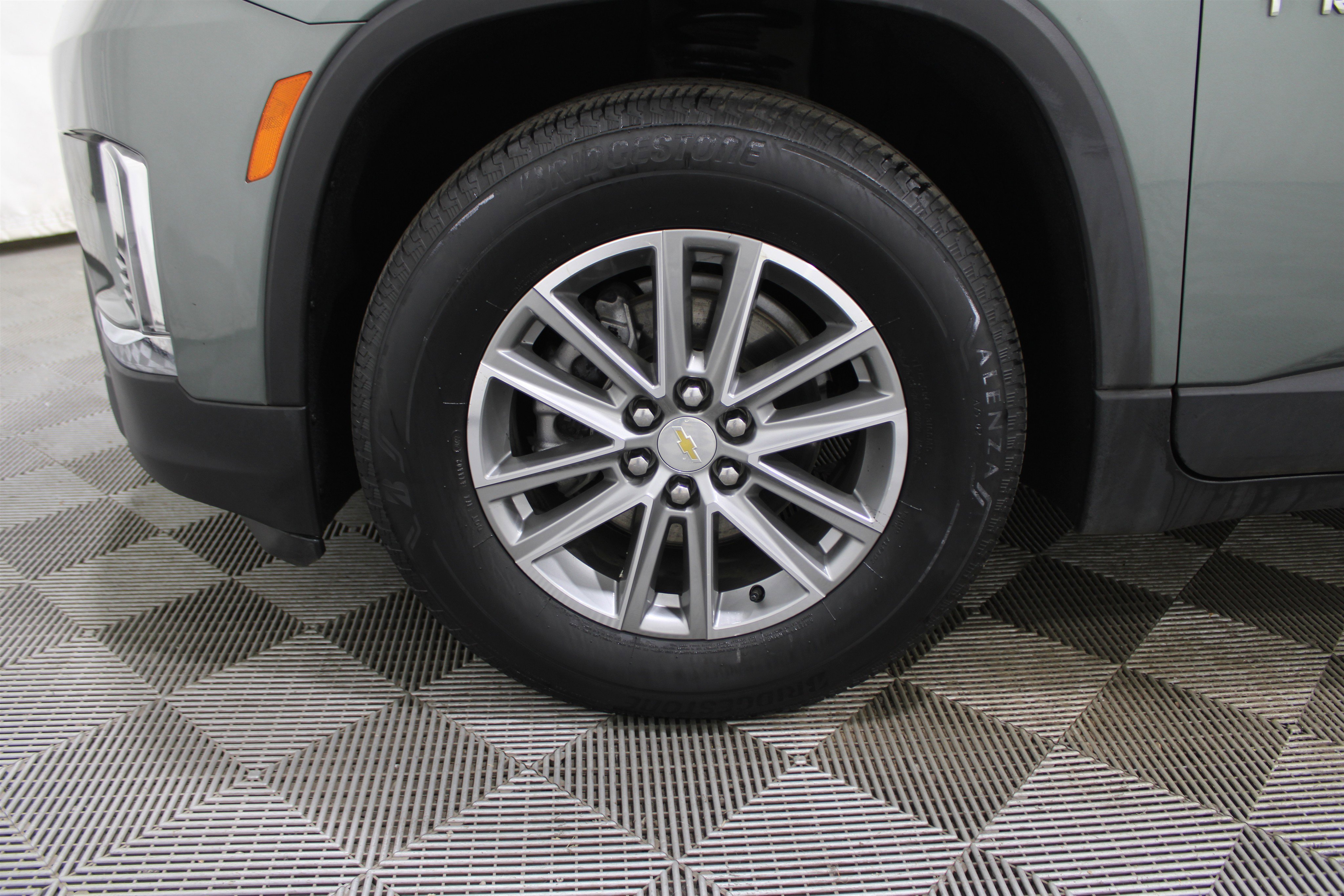 Used 2023 Chevrolet Traverse LT image 42