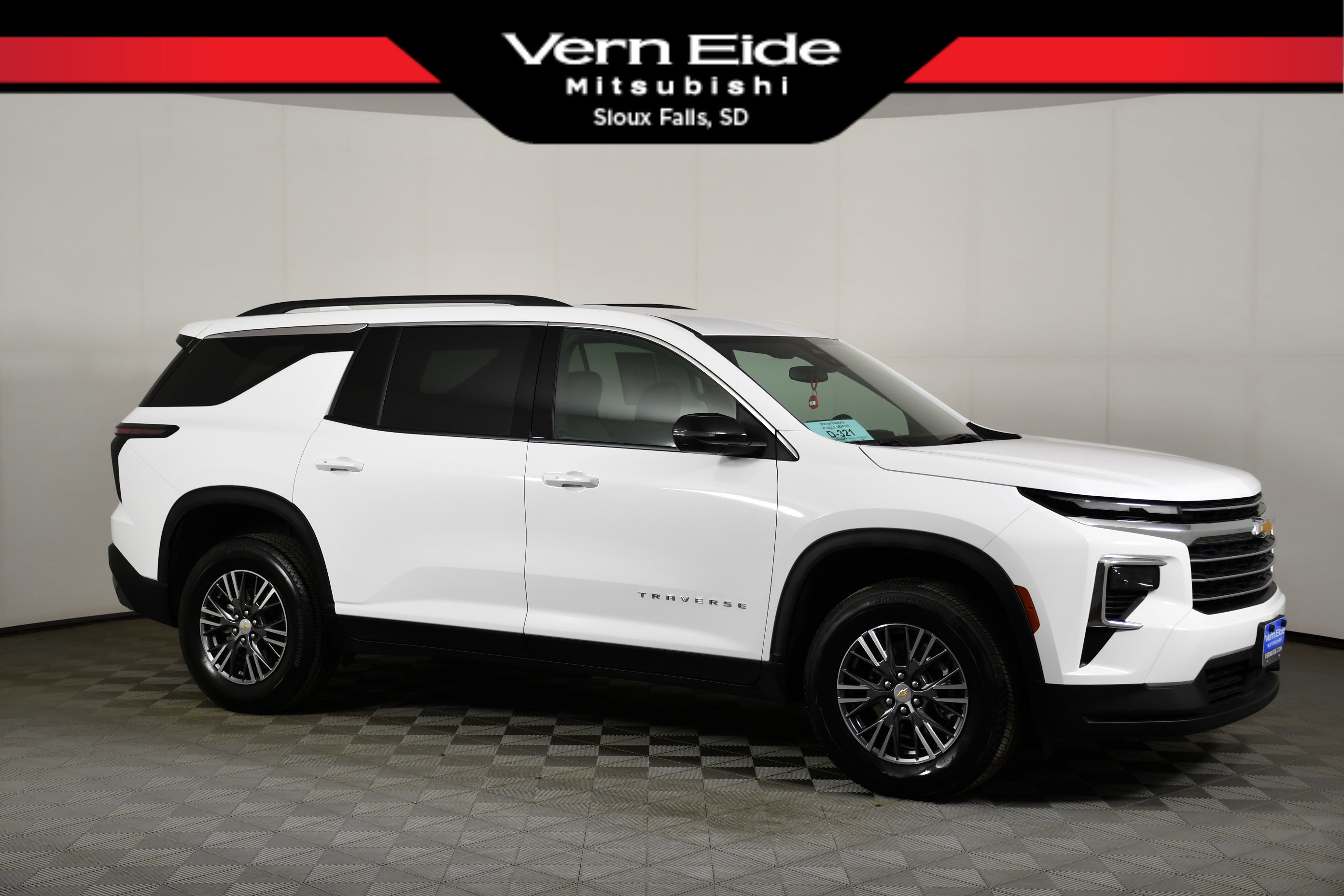 Used 2026 Chevrolet Traverse LT image 1