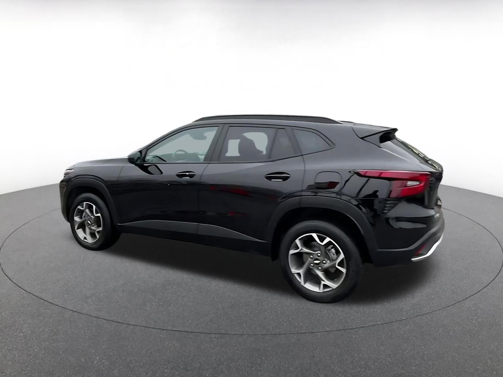 Used 2025 Chevrolet Trax LT w/ LT Convenience Package image 10