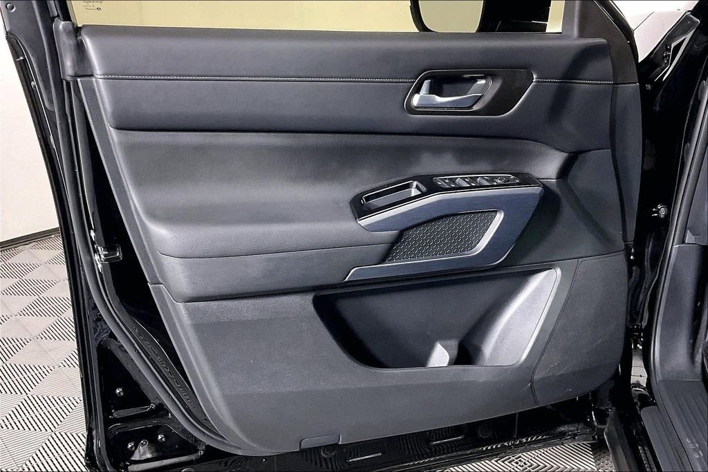 Used 2025 Nissan Pathfinder SL w/ Black Appearance Package image 24