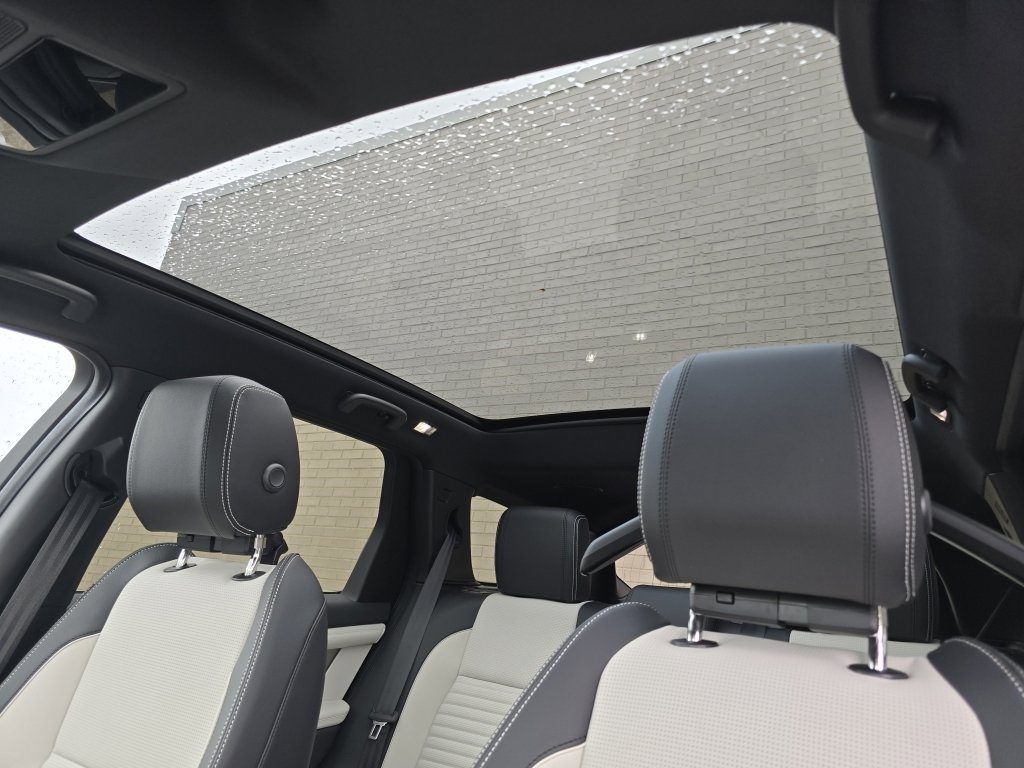 New 2025 Land Rover Discovery Sport Dynamic SE video 2