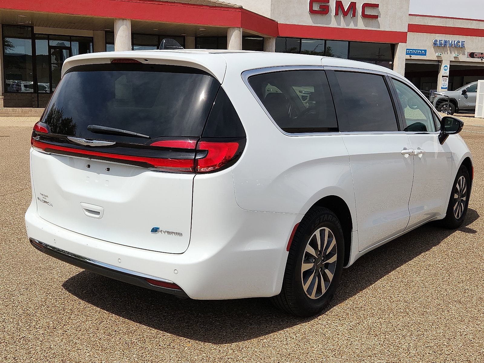 Used 2024 Chrysler Pacifica Select image 4