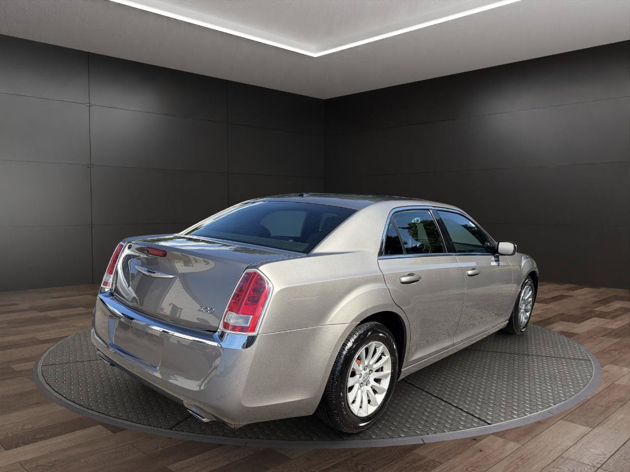 Used 2014 Chrysler 300 RWD image 8