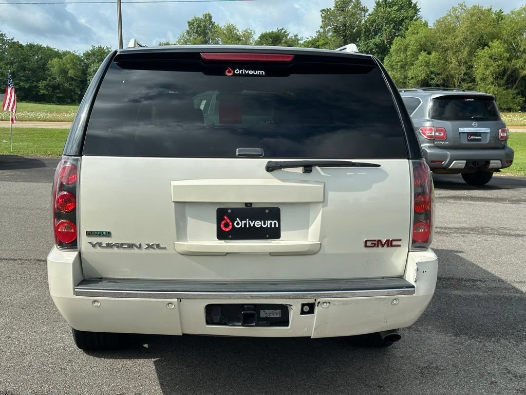 Used 2011 GMC Yukon XL Denali RWD image 5