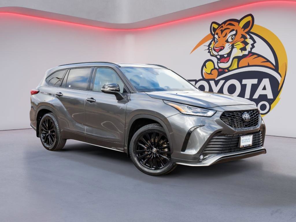 Used 2023 Toyota Highlander XSE image 2