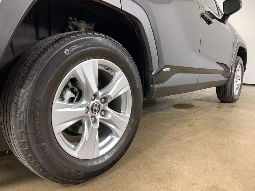 Used 2021 Toyota RAV4 LE image 9