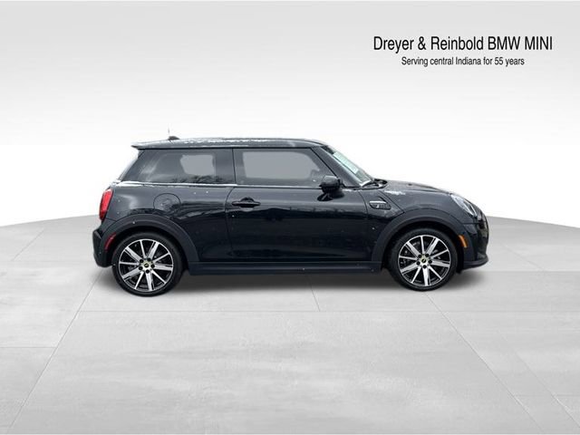 Used 2023 MINI Cooper SE video 2