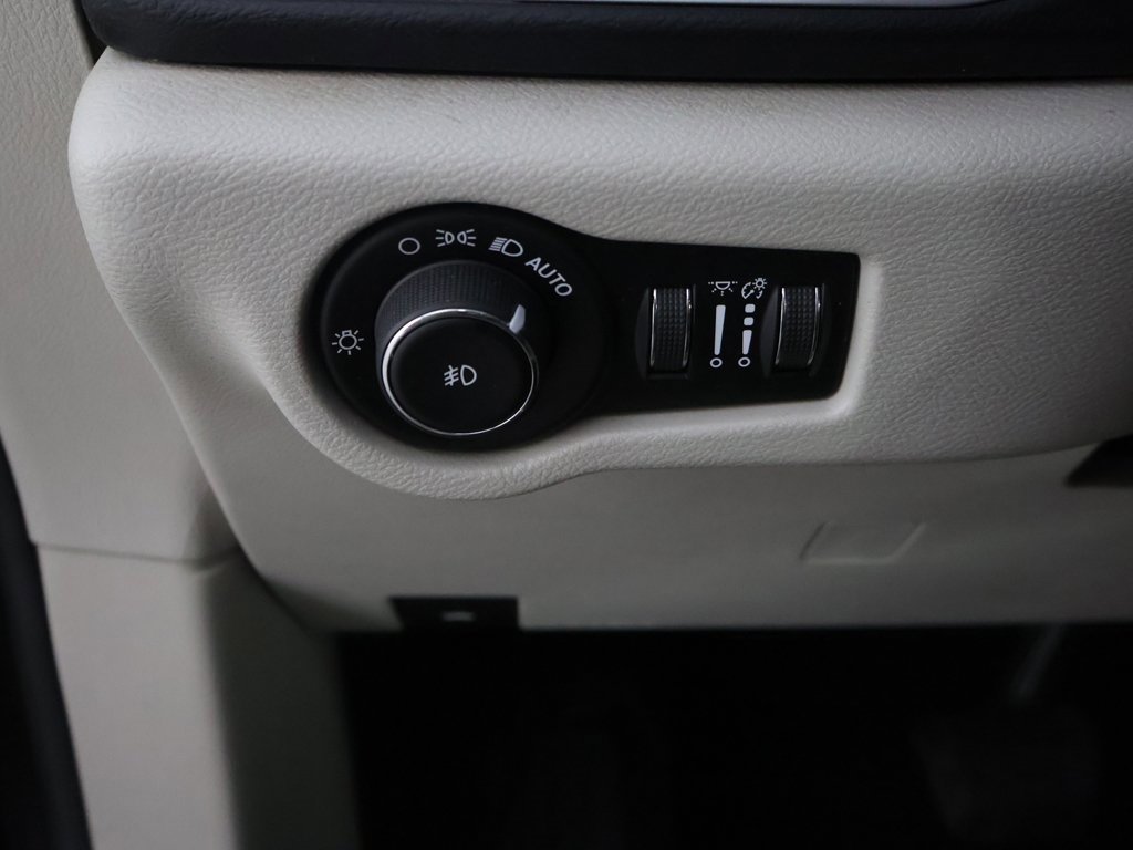 Used 2020 Chrysler Pacifica Touring-L image 35