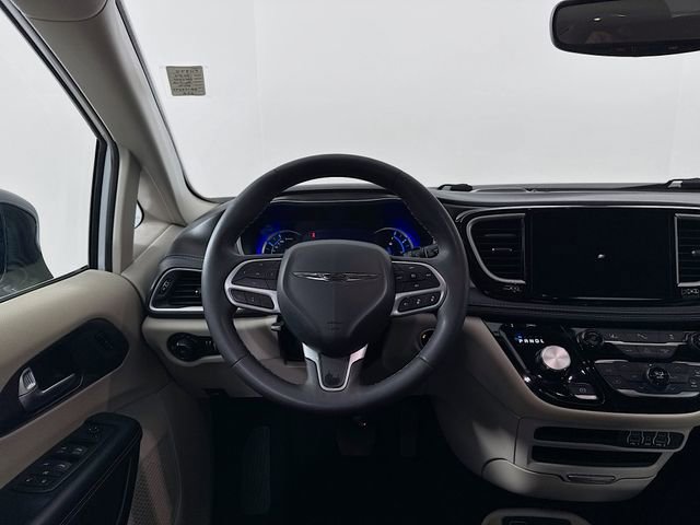 Used 2024 Chrysler Pacifica Select image 23
