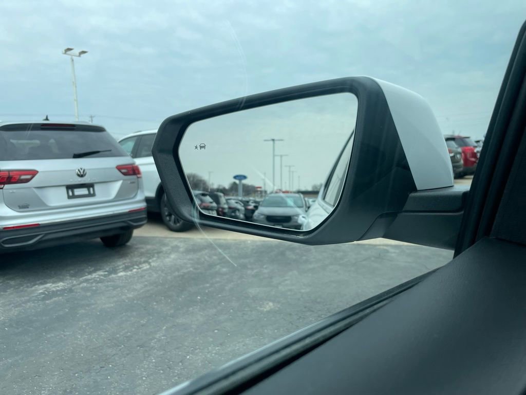 Used 2024 Chevrolet Equinox LT image 38