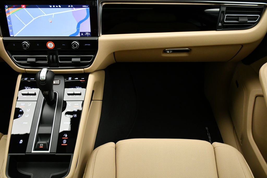 Certified 2025 Porsche Macan image 24
