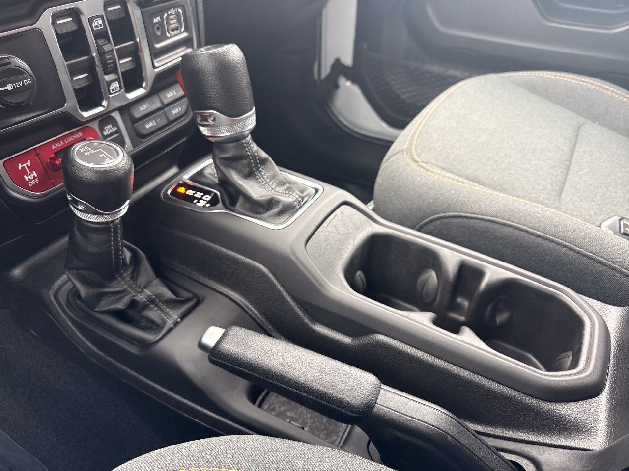 Used 2025 Jeep Gladiator Sport AWD/4WD image 22