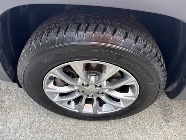Used 2019 Jeep Cherokee Latitude Plus w/ Cold Weather Group AWD/4WD image 15