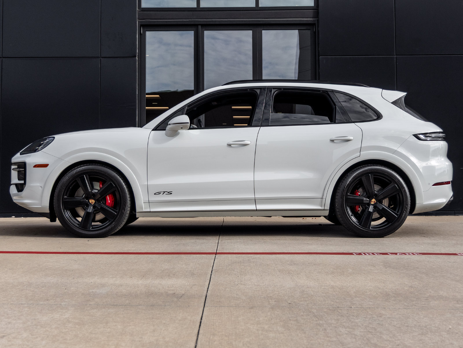 Certified 2025 Porsche Cayenne GTS AWD/4WD image 2