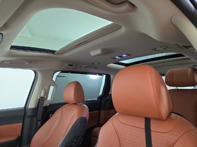 Certified 2025 Kia Carnival SX Prestige FWD image 31