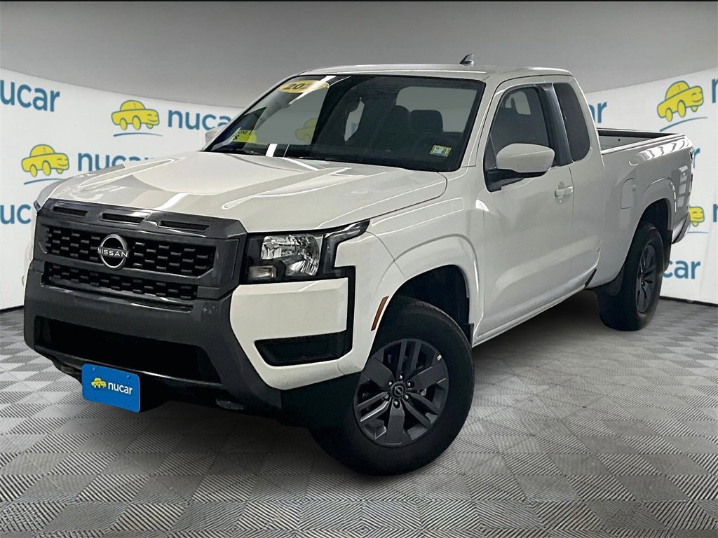 Used 2025 Nissan Frontier SV image 3