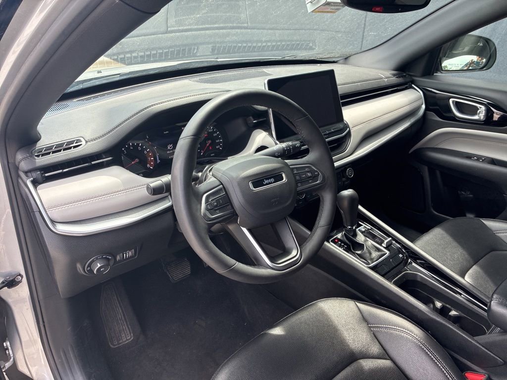 Used 2025 Jeep Compass Limited AWD/4WD image 16