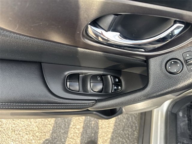 Used 2016 Nissan Rogue SV image 26